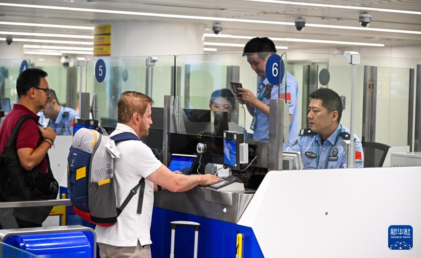 하이커우 메이란 출입국 관리소에서 출입국 수속을 밟는 입국 여행객들 [10월 15일 촬영/사진 출처: 신화사]
