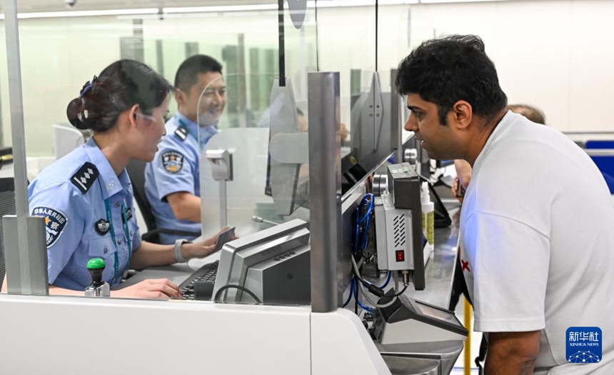 하이커우 메이란 출입국 관리소에서 2025년 하이난 제200만 번째 외국인 여행객이 검문 수속을 진행하고 있다. [10월 15일 촬영/사진 출처: 신화사]
