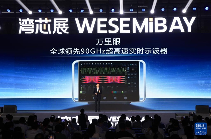 류쌍 롱사이트사 CEO가 차세대 초고속 실시간 오실로스코프를 발표하고 있다. [10월 15일 촬영/사진 출처: 신화사]