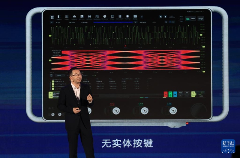 류쌍 롱사이트사 CEO가 차세대 초고속 실시간 오실로스코프를 발표하고 있다. [10월 15일 촬영/사진 출처: 신화사]