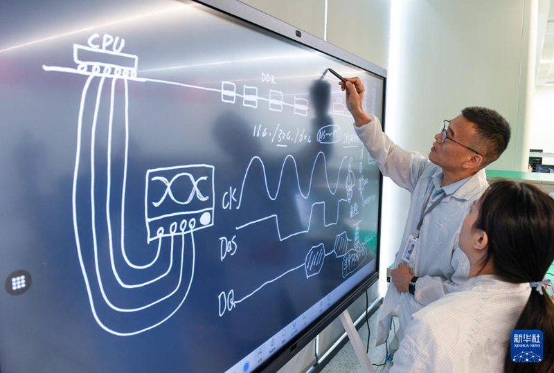 선전 롱사이트 테크놀로지스 유한공사 실험실에서 연구원들이 고속 신호의 시계열 관계를 분석하고 있다. [10월 13일 촬영/사진 출처: 신화사]