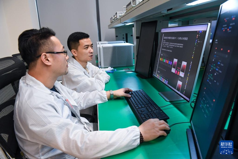 선전 롱사이트 테크놀로지스 유한공사 실험실에서 연구원들이 인터페이스 디자인을 진행하고 있다. [10월 13일 촬영/사진 출처: 신화사]
