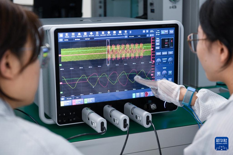 선전 롱사이트 테크놀로지스 유한공사 실험실에서 연구원들이 DDR5 인터페이스 신호를 테스트하고 있다. [10월 13일 촬영/사진 출처: 신화사]