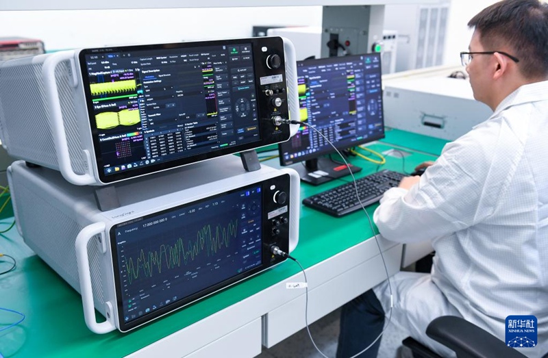 선전 롱사이트 테크놀로지스 유한공사 실험실에서 연구원이 저궤도 위성 통신 측정을 수행하고 있다. [10월 13일 촬영/사진 출처: 신화사]