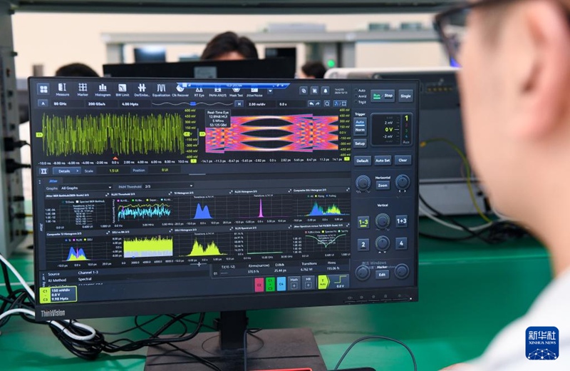 선전 롱사이트 테크놀로지스 유한공사 실험실에서 연구원이 고속도 SerDes 신호 아이 다이어그램 테스트를 진행하고 있다. [10월 13일 촬영/사진 출처: 신화사]