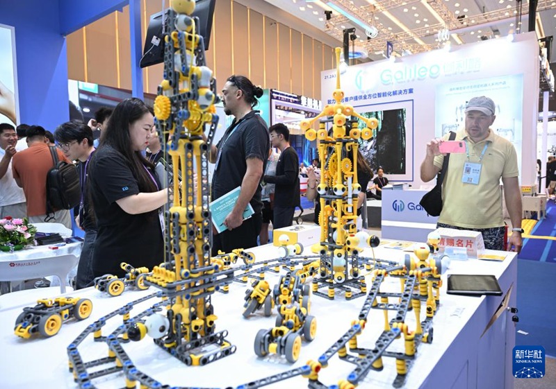 해외 바이어가 교육용 로봇 제품을 살펴보고 있다. [10월 15일 촬영/사진 출처: 신화사]