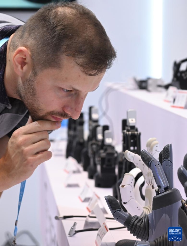 해외 바이어가 로봇 팔 제품을 살펴보고 있다. [10월 15일 촬영/사진 출처: 신화사]