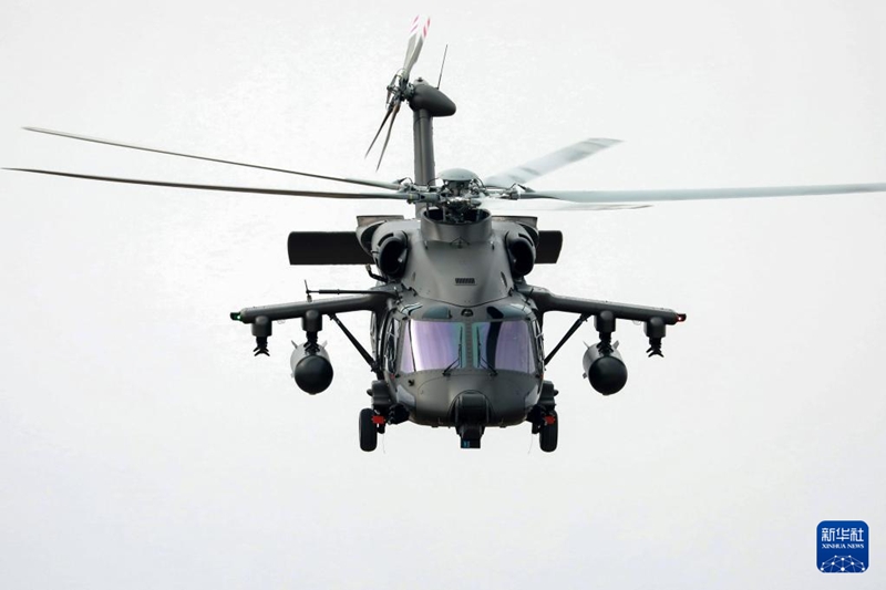 제7회 중국 톈진 국제 헬리콥터 엑스포 개막식에서 중국 육군 ‘펑레이’ 비행공연팀이 에어쇼를 펼치고 있다. [10월 16일 촬영/사진 출처: 신화사]