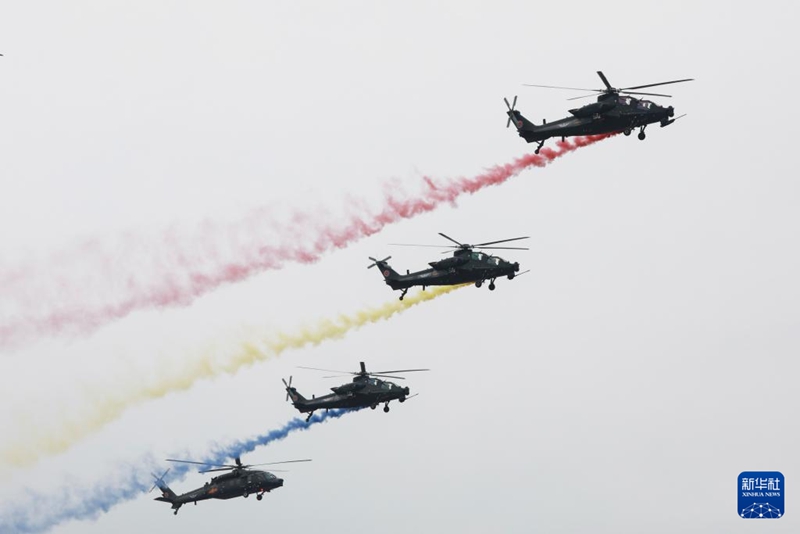 제7회 중국 톈진 국제 헬리콥터 엑스포 개막식에서 중국 육군 ‘펑레이’ 비행공연팀이 에어쇼를 펼치고 있다. [10월 16일 촬영/사진 출처: 신화사]
