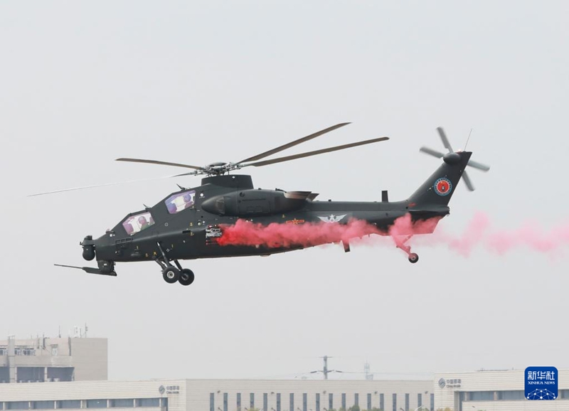 제7회 중국 톈진 국제 헬리콥터 엑스포 개막식에서 중국 육군 ‘펑레이’ 비행공연팀이 에어쇼를 펼치고 있다. [10월 16일 촬영/사진 출처: 신화사]