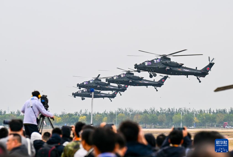 제7회 중국 톈진 국제 헬리콥터 엑스포 개막식에서 중국 육군 ‘펑레이’ 비행공연팀이 에어쇼를 펼치고 있다. [10월 16일 촬영/사진 출처: 신화사]