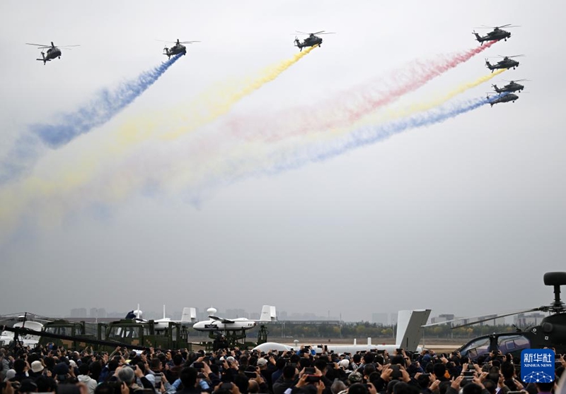 제7회 중국 톈진 국제 헬리콥터 엑스포 개막식에서 중국 육군 ‘펑레이’ 비행공연팀이 에어쇼를 펼치고 있다. [10월 16일 촬영/사진 출처: 신화사]