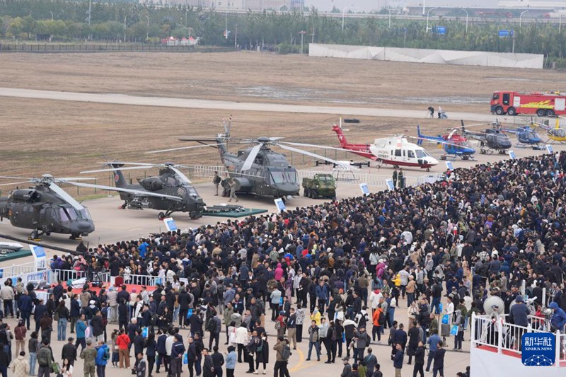 관람객들이 박람회 개막식 현장에서 최신 헬리콥터 장비를 구경하고 있다. [10월 16일 촬영/사진 출처: 신화사]