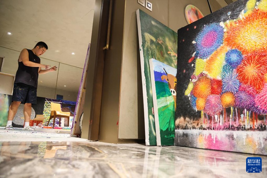 왕젠수가 베이징의 화실에서 그림을 그리고 있다. [8월 8일 촬영/사진 출처: 신화사]