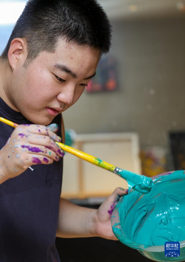 왕젠수가 베이징의 화실에서 그림을 그리고 있다. [8월 8일 촬영/사진 출처: 신화사]