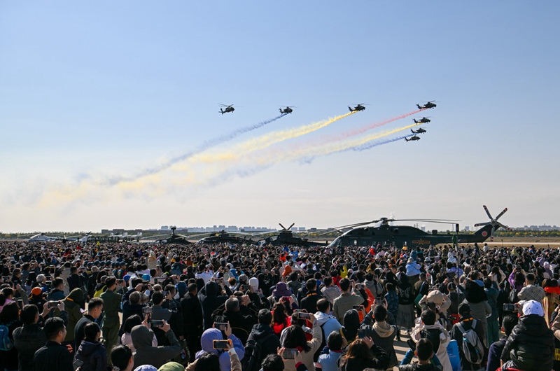 중국 육군 ‘펑레이(風雷)’ 비행공연팀이 에어쇼를 선보이고 있다. [10월 18일 촬영/사진 출처: 신화사]