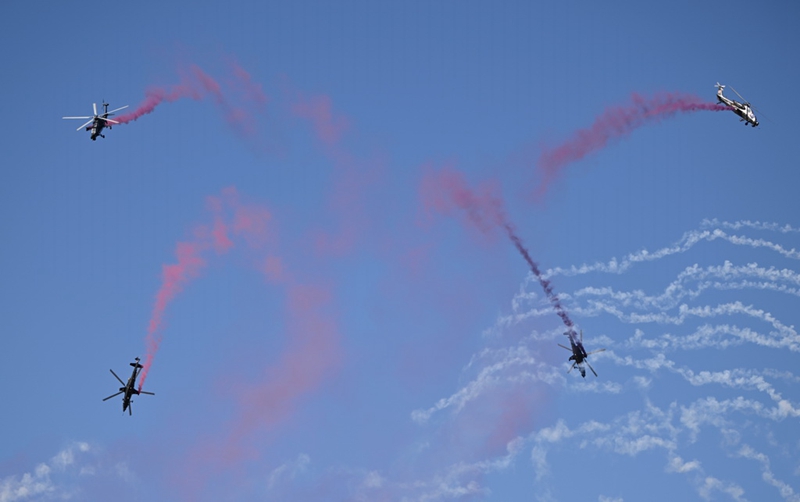 중국 육군 ‘펑레이’ 비행공연팀이 에어쇼를 선보이고 있다. [10월 18일 촬영/사진 출처: 신화사]