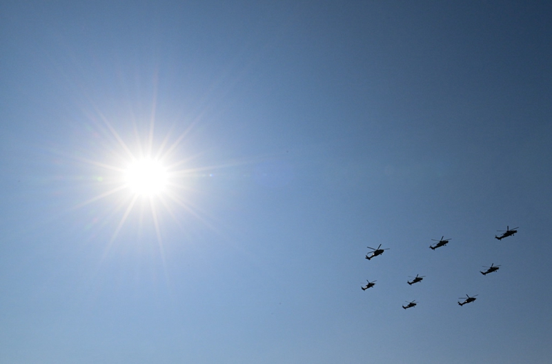 중국 육군 ‘펑레이’ 비행공연팀이 에어쇼를 선보이고 있다. [10월 18일 촬영/사진 출처: 신화사]