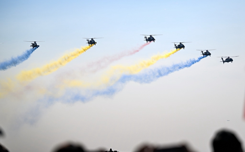 중국 육군 ‘펑레이’ 비행공연팀이 에어쇼를 선보이고 있다. [10월 18일 촬영/사진 출처: 신화사]