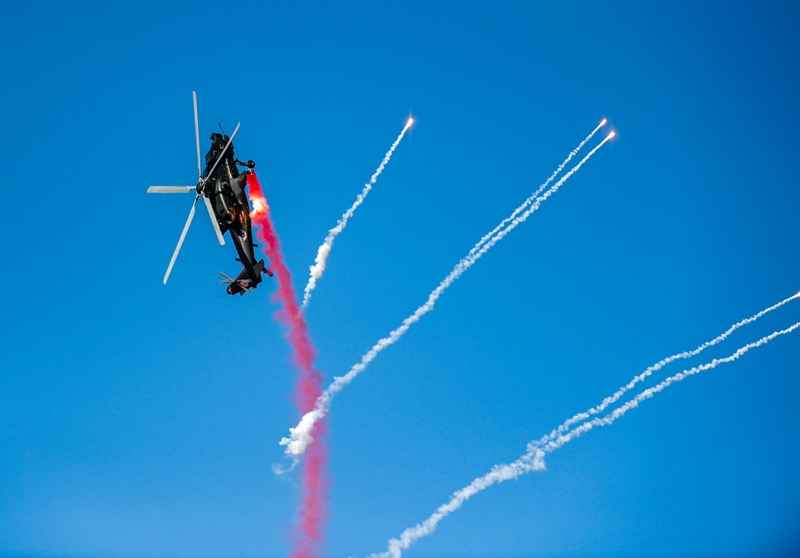 Z(즈, 直)-10 헬리콥터가 에어쇼를 선보이고 있다. [10월 18일 촬영/사진 출처: 신화사]