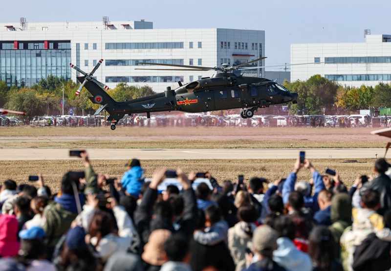 Z-20 헬리콥터가 에어쇼를 선보이고 있다. [10월 18일 촬영/사진 출처: 신화사]