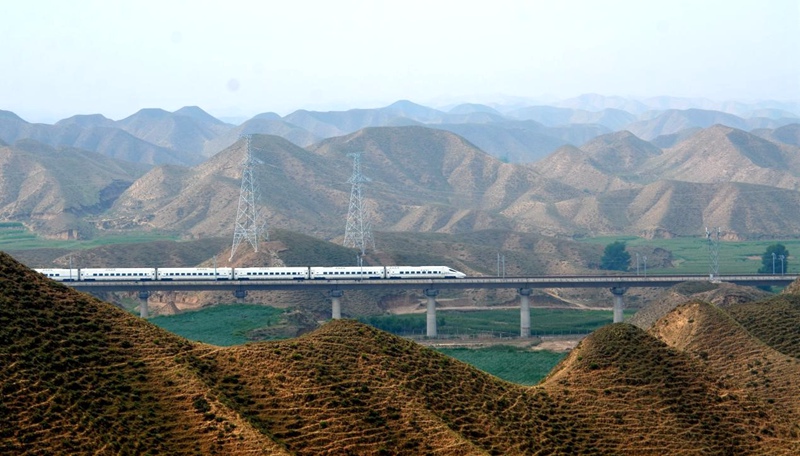 2025년 8월 3일, 간쑤(甘肅)성 란저우(蘭州)시 란저우신구 중촨(中川)진에서 질주하는 열차와 망망한 고비 사막이 서로 어우러진 풍경 [사진 촬영: 쉬강(許崗)]