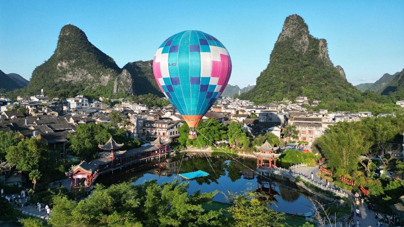10월 4일 광시(廣西)좡족(壯族, 장족)자치구 허저우(賀州)시 황야오(黃姚) 고읍 관광지에서 관광객들이 열기구 투어를 즐기고 있다. [사진 출처: 인민포토/촬영: 황쉬후(黃旭胡)]