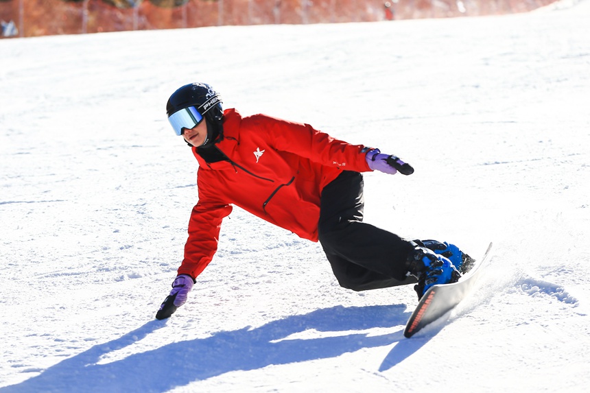 스키 애호가가 완룽스키장에서 스키를 즐기고 있다. [사진 촬영: 위원징(於文靜)]