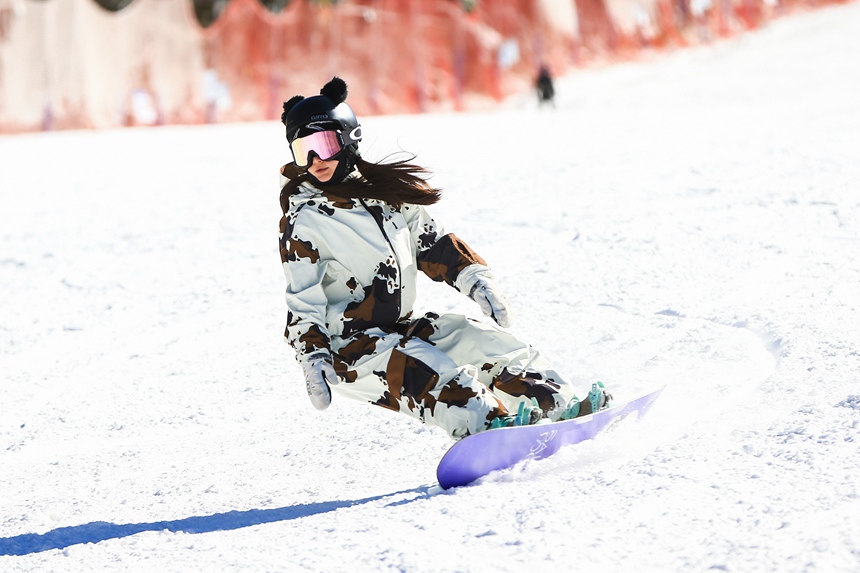 스키 애호가가 완룽스키장에서 스키를 즐기고 있다. [사진 촬영: 위원징]