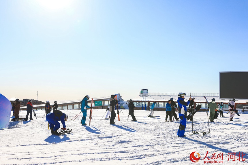스키 애호가들이 완룽스키장에서 스키를 즐기고 있다. [사진 출처: 인민망]
