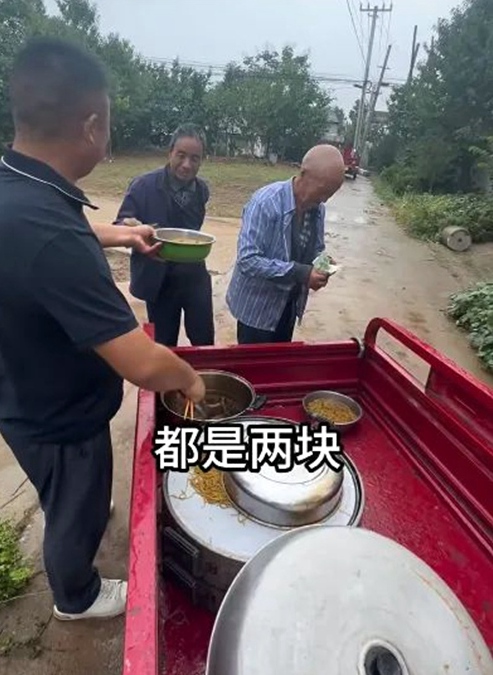 팡푸창 서기가 마을 노인에게 식사를 건네고 있다. [사진 출처: 창창 촌 당지부 서기 동영상 계정]