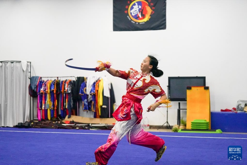 말레이시아에서 온 링차오후이(凌巧惠)가 학교 무술관에서 무술 훈련을 하고 있다. 5살 때 무술을 접한 그녀는 ‘무술은 건강을 지키고, 중의학은 질병을 치료하며, 둘은 상호 보완적 관계’라고 생각해 중국에서 중의학을 공부하러 오게 되었다. [10월 16일 촬영/사진 출처: 신화사]