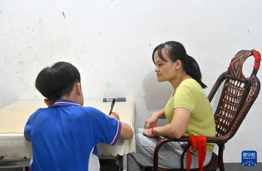 란예전은 작은 아들의 공부를 돕는다. [10월 13일 촬영/사진 출처: 신화사]