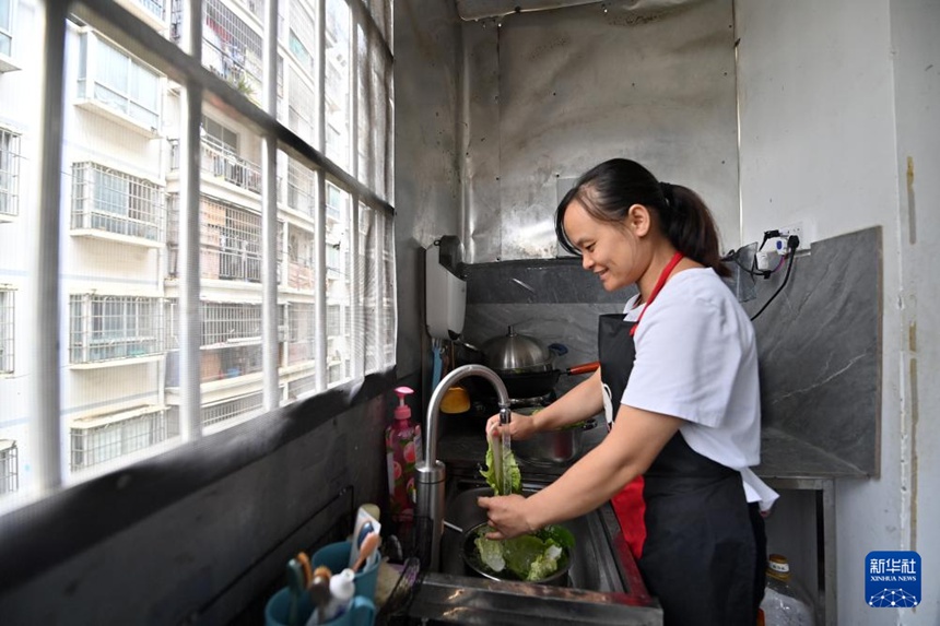 란예전은 채소를 씻으며 식사를 준비한다. [10월 14일 촬영/사진 출처: 신화사]