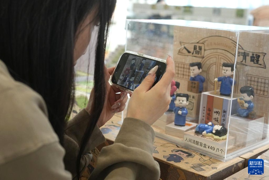 관광객이 루쉰 고택에서 문화창작 제품을 촬영하고 있다. [10월 23일 촬영/사진 출처: 신화사]