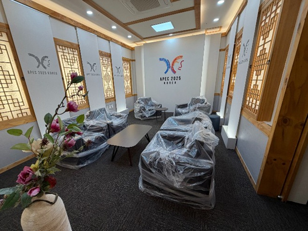 ‘2025 APEC 경주’ 정상회의 대기실에 산불 피해 나무로 제작한 가구가 배치되고 있다. [사진= 코아스 제공]