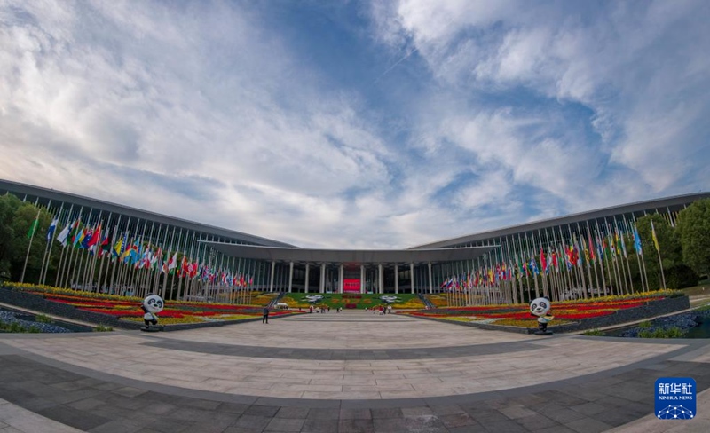 새롭게 단장된 국가컨벤션센터(상하이) 남광장 모습 [11월 3일 촬영/사진 출처: 신화사]