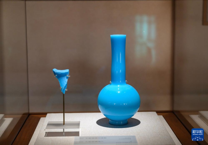 고궁 조판처 옛터에서 출토된 하늘색 유리 파편과 청대(淸朝: 1616년~1912년) 하늘색 유리 천구병(고궁박물원 소장) [11월 3일 촬영/사진 출처: 신화사]