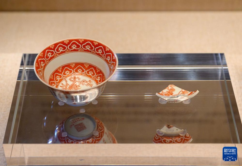 고궁 조판처 옛터에서 출토된 백유(白釉) 반홍채(矾红彩) 삼청차(三淸茶) 찻잔 파편과 청대 백유 반홍채 삼청차 찻잔(고궁박물원 소장) [11월 3일 촬영/사진 출처: 신화사]