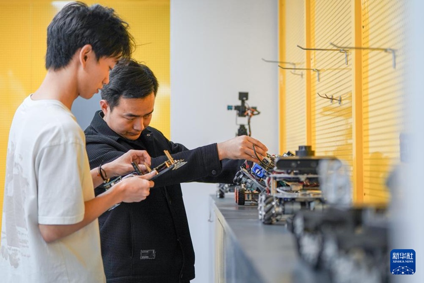 정치위안이 윈난직업기술학교에서 학생과 연구개발 프로젝트를 논의하고 있다. [10월 29일 촬영/사진 출처: 신화사]