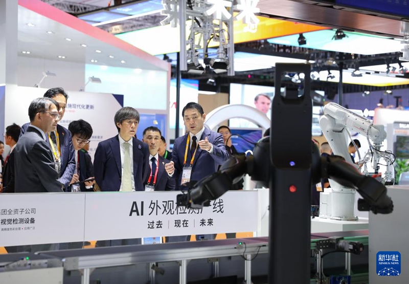 5일, 관람객들이 제8회 중국국제수입박람회 기술장비 전시구역 미쓰비시일렉트릭 부스에서 AI 외관 검사 생산라인을 살펴보고 있다.