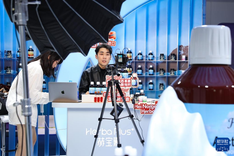 5일, 라이브 커머스 호스트가 제8회 중국국제수입박람회 의료기기 및 의약품 보건 전시구역에서 생방송을 진행하고 있다.
