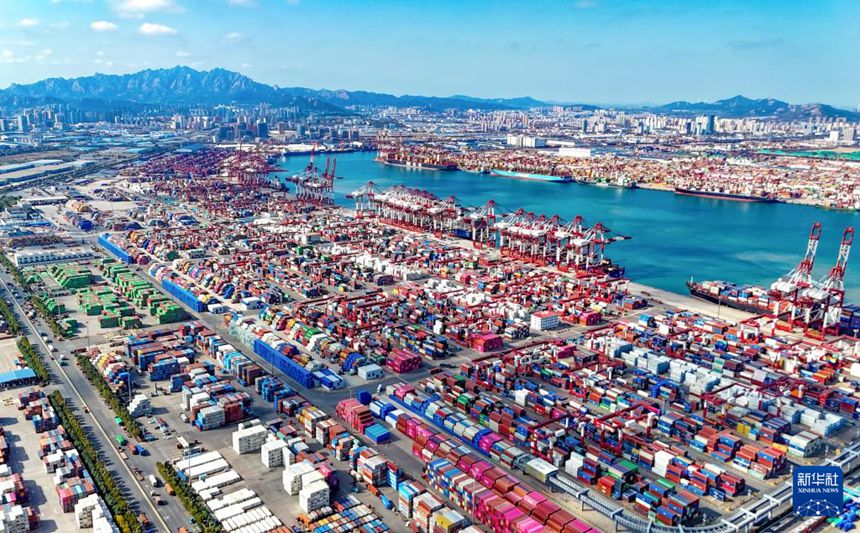 칭다오 자유무역 구역에서 수십 척의 화물선이 화물을 하역하고 있다. [11월 5일 드론 촬영/사진 촬영: 장진강]