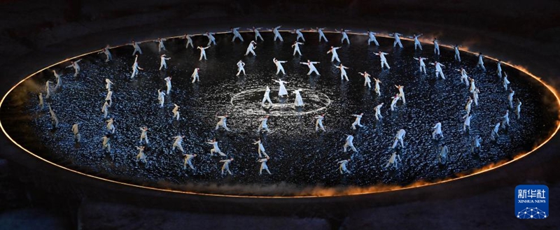 9일, 배우들이 개막식에서 공연을 펼치고 있다.