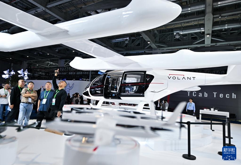 제8회 중국국제수입박람회(CIIE) 자동차 및 스마트 모빌리티 전시구역의 Volant(沃蘭特) 부스에서 관람객들이 복합 날개 전기수직이착륙기를 구경하고 있다. [11월 8일 촬영/사진 출처: 신화사]