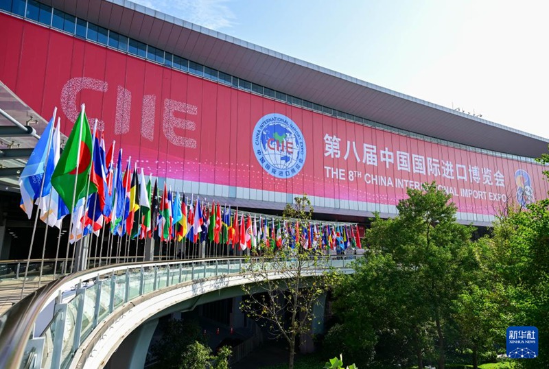 국가컨벤션센터(상하이) 서쪽 입구에 설치된 육교 [11월 10일 촬영/사진 출처: 신화사]