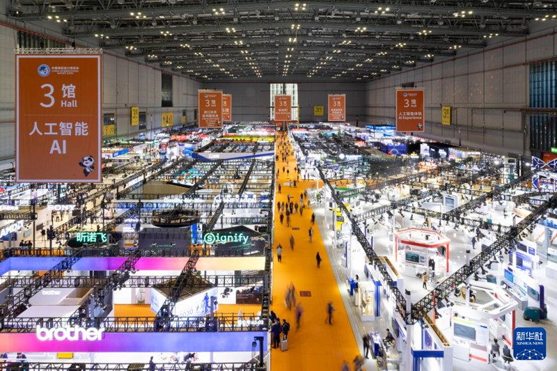 박람회 기술 장비 전시구 내부 전경 [11월 10일 촬영/사진 출처: 신화사]