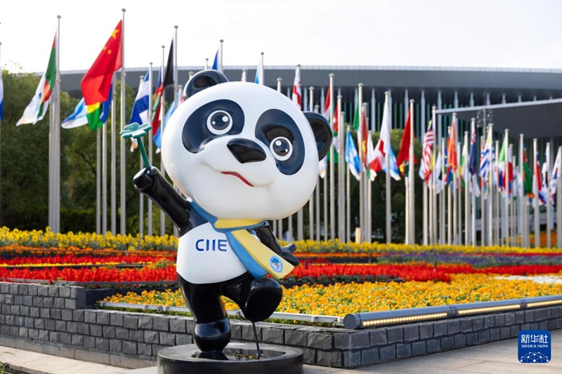 국가컨벤션센터(상하이) 남쪽 광장에서 촬영한 박람회 마스코트 ‘진바오’ [11월 10일 촬영/사진 출처: 신화사]