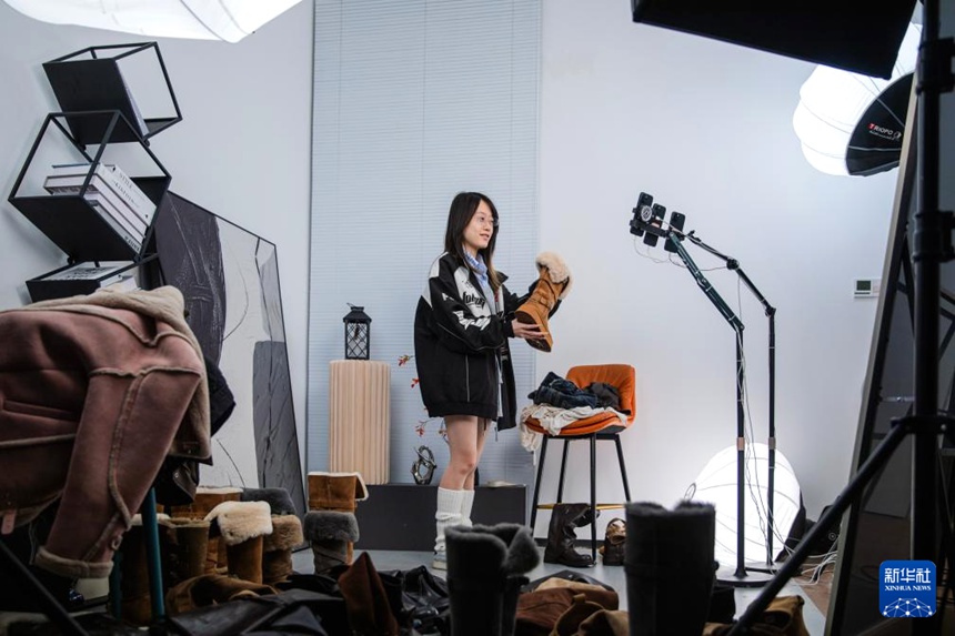 저장(浙江)성 원저우(溫州)시 어우하이(甌海)구 한 인터넷기업에서 크리에이터가 라이브 커머스로 신발을 판매하고 있다. [11월 10일 촬영/사진 촬영: 류지리(劉吉利)]