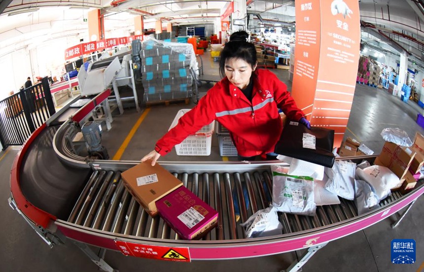 장쑤(江蘇)성 롄윈강(連雲港)시 하이저우(海州)구 한 e커머스 단지에서 직원들이 주문별로 상품을 발송하고 있다. [11월 10일 촬영/사진 촬영: 겅위허(耿玉和)]